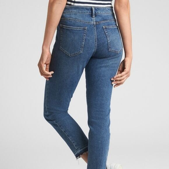 GAP Mid Rise Girlfriend Crop Jeans - Picture 3 of 4